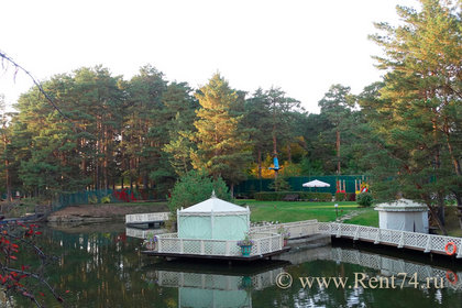 Озеро рядом с рестораном Шафран в парке Гагарина