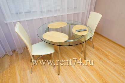 Стол с кожаными стульями (почасовая аренда квартиры)
