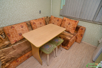 Кухонный уголок: диван, обеденный стол