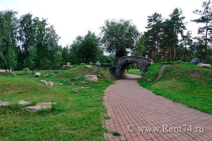 Каменный мост и сад камней - сквер Алое поле