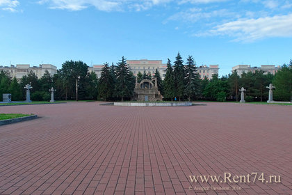 Памятник-мавзолей В.И. Ленину издалека в сквере Алое поле 