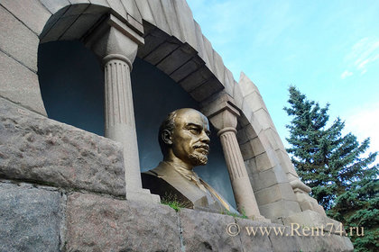Памятник-мавзолей В.И. Ленину - сквер Алое поле