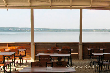 Вид на озеро Шершни с кафе на городском пляже Челябинска