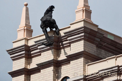 Статуя Прометея на здании ЮУрГУ в Челябинске