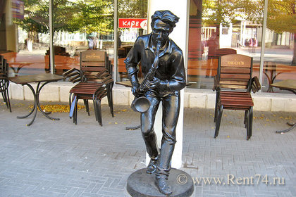 Скульптура Саксофонист на ул. Кирова в Челябинске