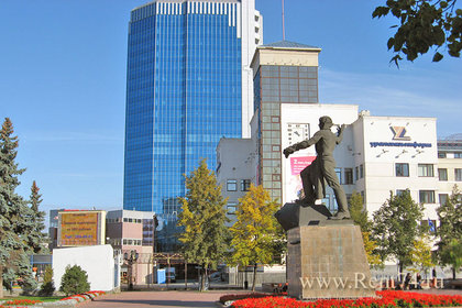Памятник добровольцам-танкистам на Кировке