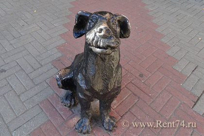 Собака возле скульптуры Извозчика на Кировке