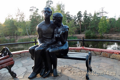 Скульптура влюблённых в парке Гагарина