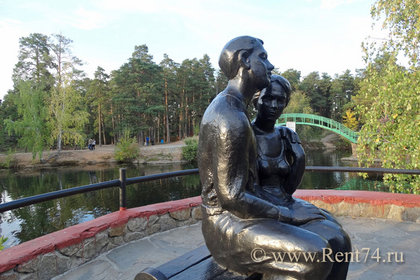 Скульптура Влюблённые на лавочке в парке Гагарина