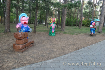 Полянка с тремя поросятами в парке Гагарина