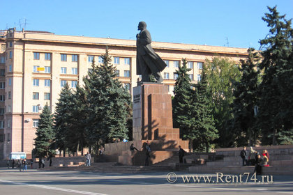 Памятник Ленину на площади Революции в Челябинске