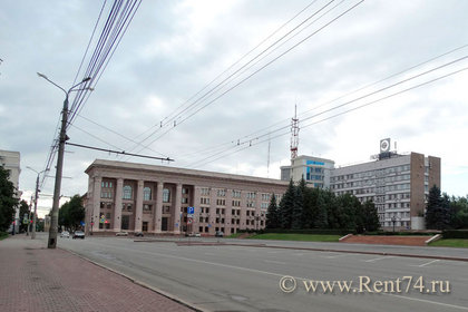 Театральная площадь около Драмтеатра в Челябинске