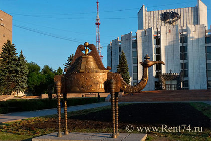 Верблюд около Театра Драмы в Челябинске