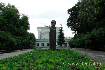 Памятник Мусе Джалилю около театра Манекен в Челябинске