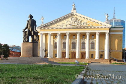 Памятник М.И. Глинке и театр Оперы и балета