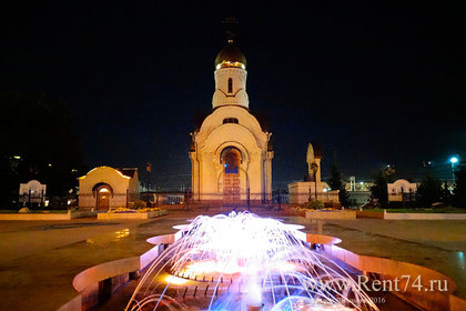 Вид на храм около жд вокзала в Челябинске ночью