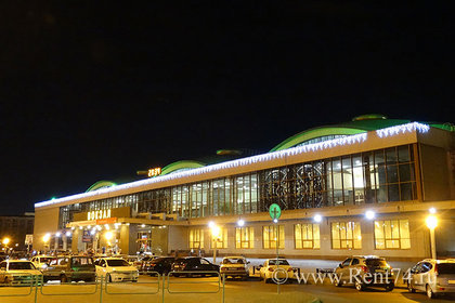 Здание жд вокзала в Челябинске - ночной вид