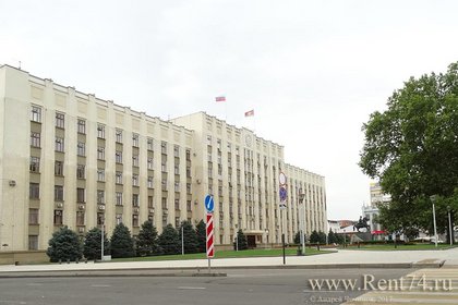 Памятник Кубанскому казачеству напротив администрации Краснодарского края