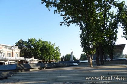 Памятник Аврора и кинотеатр Аврора между улицей Красной и шоссе Нефтяников