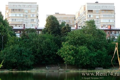 Дома по Карасунской Набережной в Краснодаре - вид с озера