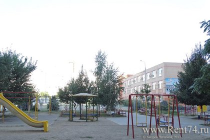 Детская площадка и школа - микрорайон Юбилейный