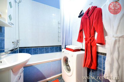 Белоснежная ванная комната сияет чистотой и свежестью