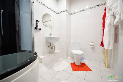 Белоснежная ванная комната пышет чистотой и свежестью