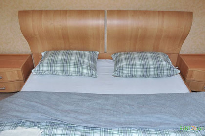 Большая двуспальная кровать в спальне