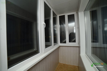 Застеклённый просторный балкон