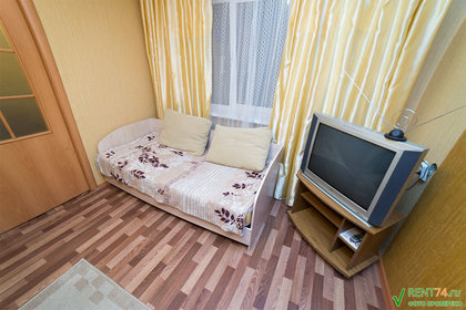 Телевизор и диван в комнате