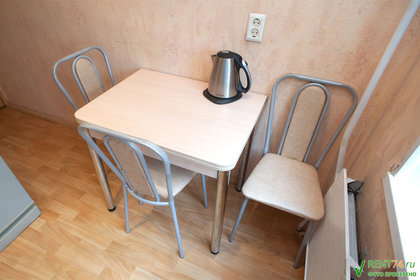 Обеденный стол, стулья на кухне