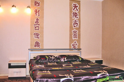 Две прикроватные тумбочки у кровати