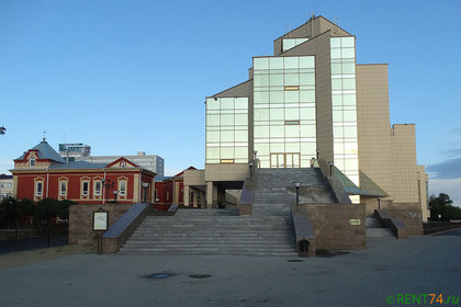 Восточная сторона Краеведческого музея в Челябинске