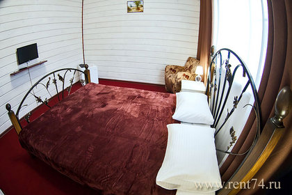 Большая двуспальная кровать в номере Полулюкс