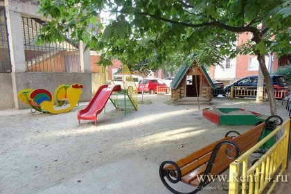 Детская площадка во дворе дома в микрорайоне ЗИП